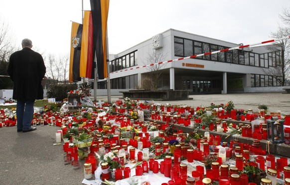 Kerzen und Blumen liegen am 19. Maerz 2009 zum Gedenken an die Opfer des Amoklaufs vor der Albertville Realschule in Winnenden, Baden-Wuerttemberg. Der Vater des Amoklaeufers von Winnenden wird nach A ...