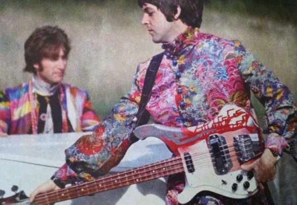 Paul McCartney während der «Magical Mystery Tour» 1967 mit seinem bemalten Rickenbacker 4001S-Bass.