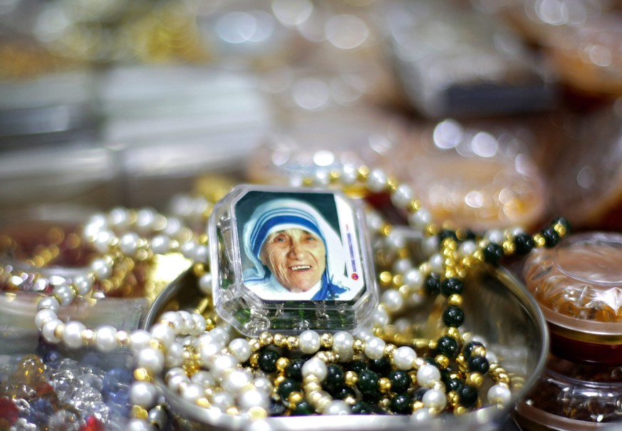 epa05521451 A picture of Mother Teresa lies among rosaries for sale in a gift shop near Mother House one day ahead of canonization ceremony for Mother Teresa, in Calcutta, India, 03 September 2016. Mo ...