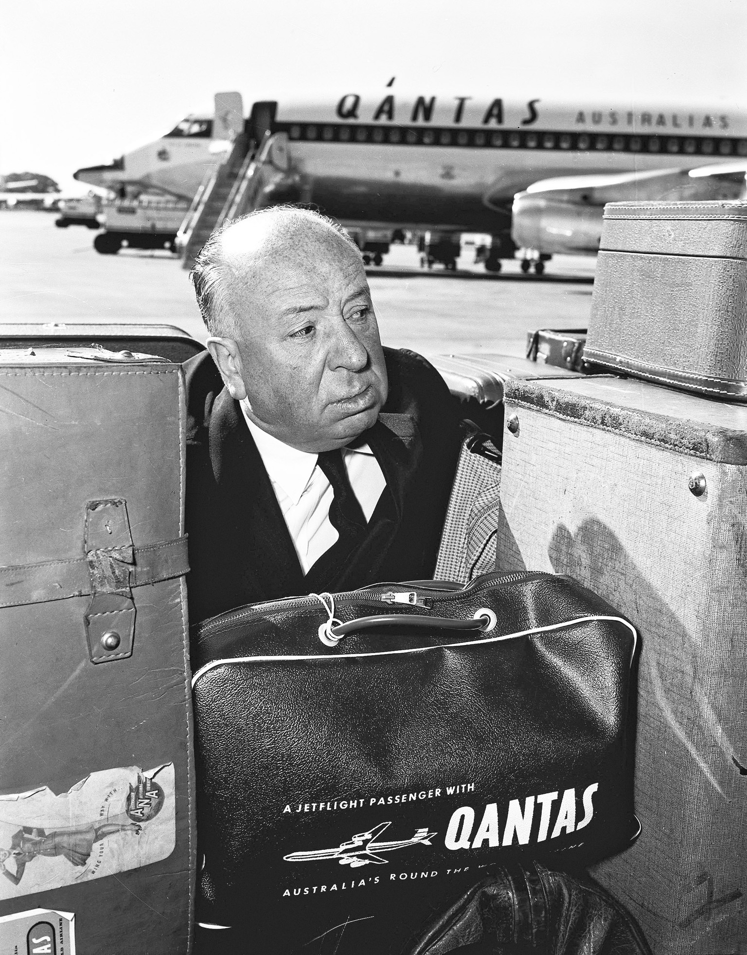 Mr. Hitchcock schaut besorgt: Vor dem Abflug aus Sidney am 15. Mai 1960 beaufsichtigt er sein ganzes Gepäck lieber selbst. Verständlich.&nbsp;