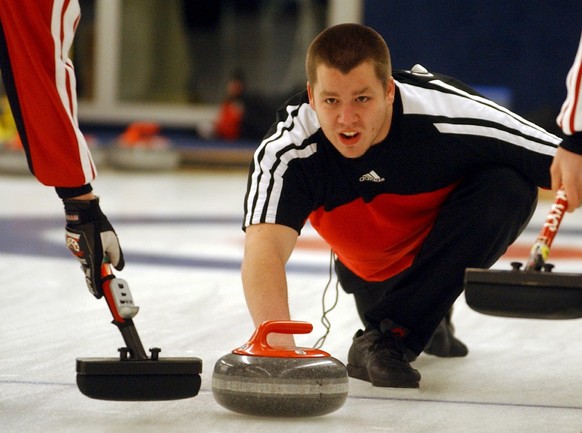 Martin Rios vom CC Glarus setzt seinen Stein waehrend der ersten Runde der Swiss Curling League am Freitag, 16. Januar 2004, in Zug beim Spiel gegen das St. Moritz Top of the World Team. (KEYSTONE/Sig ...