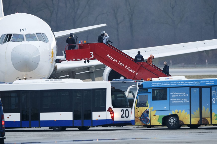 epa04082755 Passengers are evacuated from a hijacked Ethiopian Airlines plane at the airport in Geneva, Switzerland, 17 February 2014. The hijacked aircraft travelling from Addis Ababa, Ethiopia, and  ...