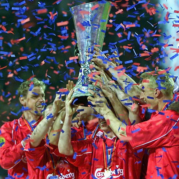 DRT22 - 20010516 - DORTMUND, GERMANY : FC Liverpool players celebrate after winning the UEFA Cup final against Deportivo Alaves at the Westfalen Stadium in Dortmund on Wednesday, 16 May 2001. Liverpoo ...