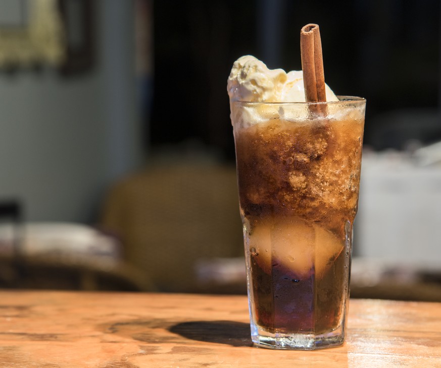 root beer float limonade coca cola glacé eiskreme schlagrahm usa dessert essen food