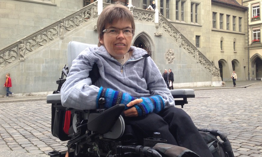 Simone Leuenberger kann sich in ihrem elektrischen Rollstuhl gut und selbstständig in Bern bewegen.