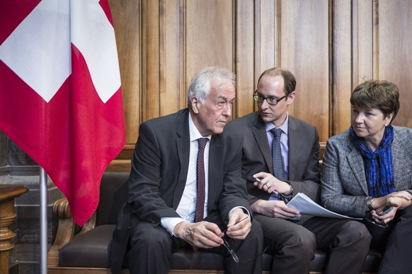 Martin Candinas (Mitte) im Gespräch mit René Imoberdorf und Viola Amherd.