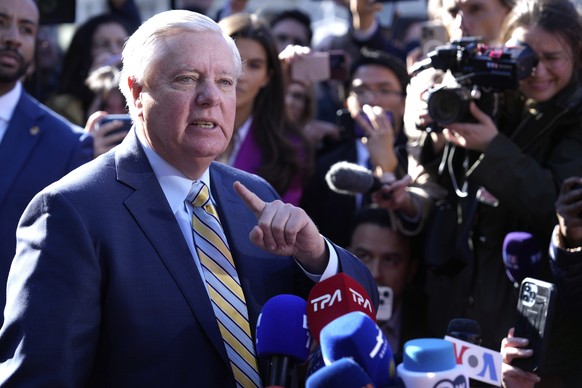 Nachrichten Linkding Sen. Lindsey Graham, R-S.C., speaks to reporters outside the West Wing of the White House in Washington, Friday, Feb. 28, 2025. (AP Photo/Ben Curtis)
Trump Zelenskyy
