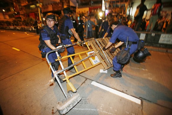 Die Polizei räumt Barrikaden aus dem Weg.