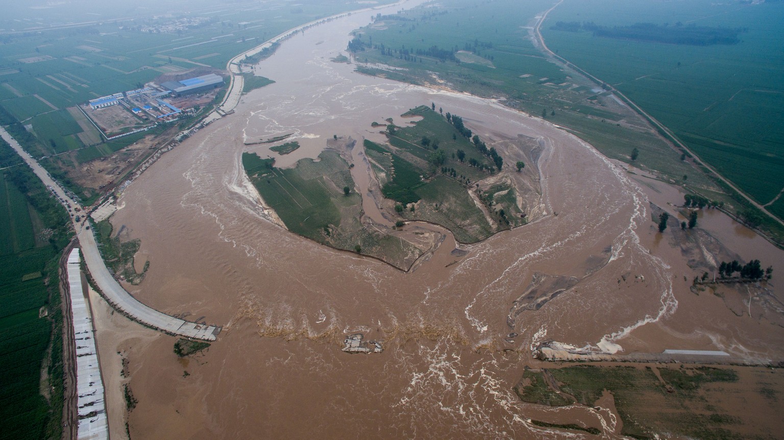 An aerial view shows that roads and fields are flooded in Xingtai, Hebei Province, China, July 21, 2016. REUTERS/Stringer ATTENTION EDITORS - THIS IMAGE WAS PROVIDED BY A THIRD PARTY. EDITORIAL USE ON ...