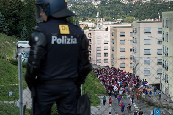 Die Polizei überwachte den Fanmarsch mit einem Grossaufgebot.