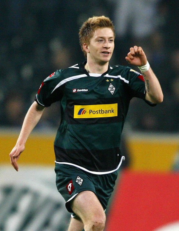 epa02110200 Moenchengladbach&#039;s Marco Reus celebrates after scoring during the German Bundesliga soccer match between Borussia Moenchengladbach and Eintracht Frankfurt at the Borussia Park stadium ...