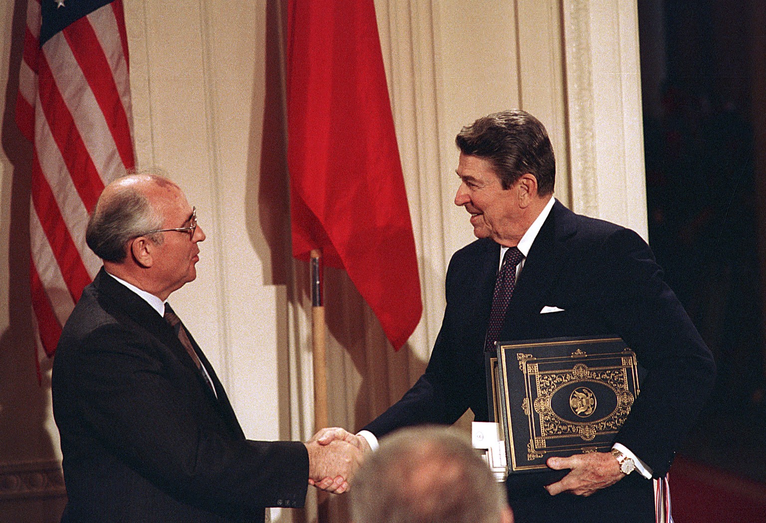 US-Präsident Reagan und Gorbatschow (links): «Eine sehr ernste Angelegenheit.»