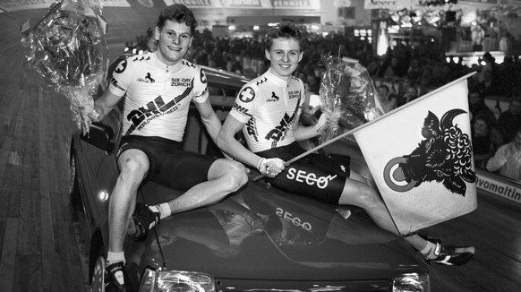 Die Sieger des "Autosprints" des Sechs-Tagerennens im Hallenstadion in Zuerich 1998 die Radrennfahrer Bruno Risi und Kurt Betschart am 28. November 1991. (KEYSTONE/Str) === ===