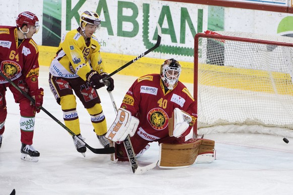 Langnaus Miro Zryd, links, und Goalie Damiano Ciaccio, rechts, schauen dem Puck nach, neben Servettes Timothy Kast, beim 0-2 fuer Servette, waehrend dem Eishockey-Qualifikationsspiel der National Leag ...