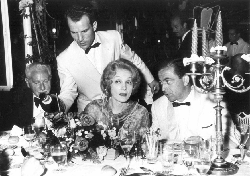 Illustre Tischrunde in Locarno: Jurypräsident Josef von Sternberg, Kellner, Marlene Dietrich, Festivalpräsident&nbsp;Enrico Franzoni.