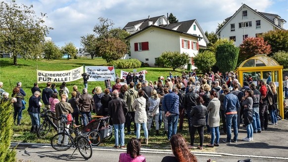 Oberwil 100 Demonstranten