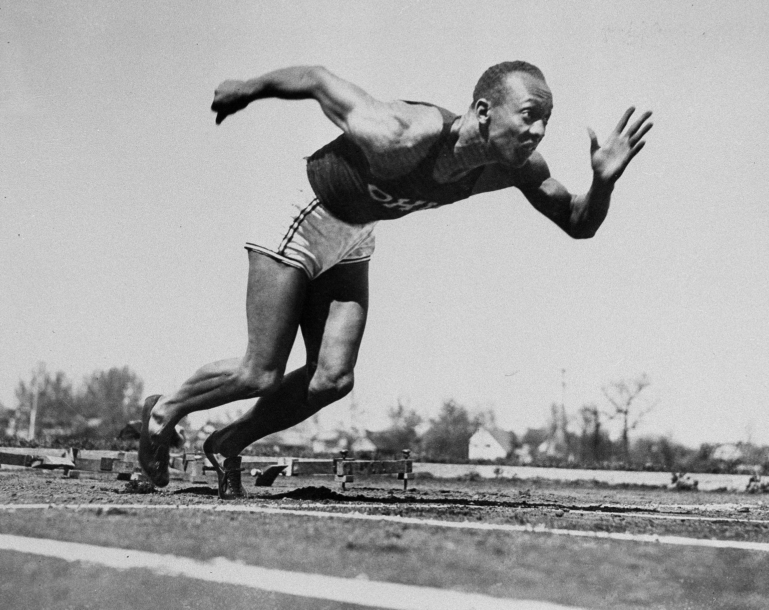 ARCHIV - ZUM KEYSTONE-SDA-TEXT UEBER DEN US-LEICHTATHLETEN JESSE OWENS, DER AM 25. MAI 1935 FUENF WELTREKORDE AUFSTELLTE, STELLEN WIR IHNEN FOLGENDES BILDMATERIAL ZUR VERFUEGUNG - Jesse Owens of Ohio  ...