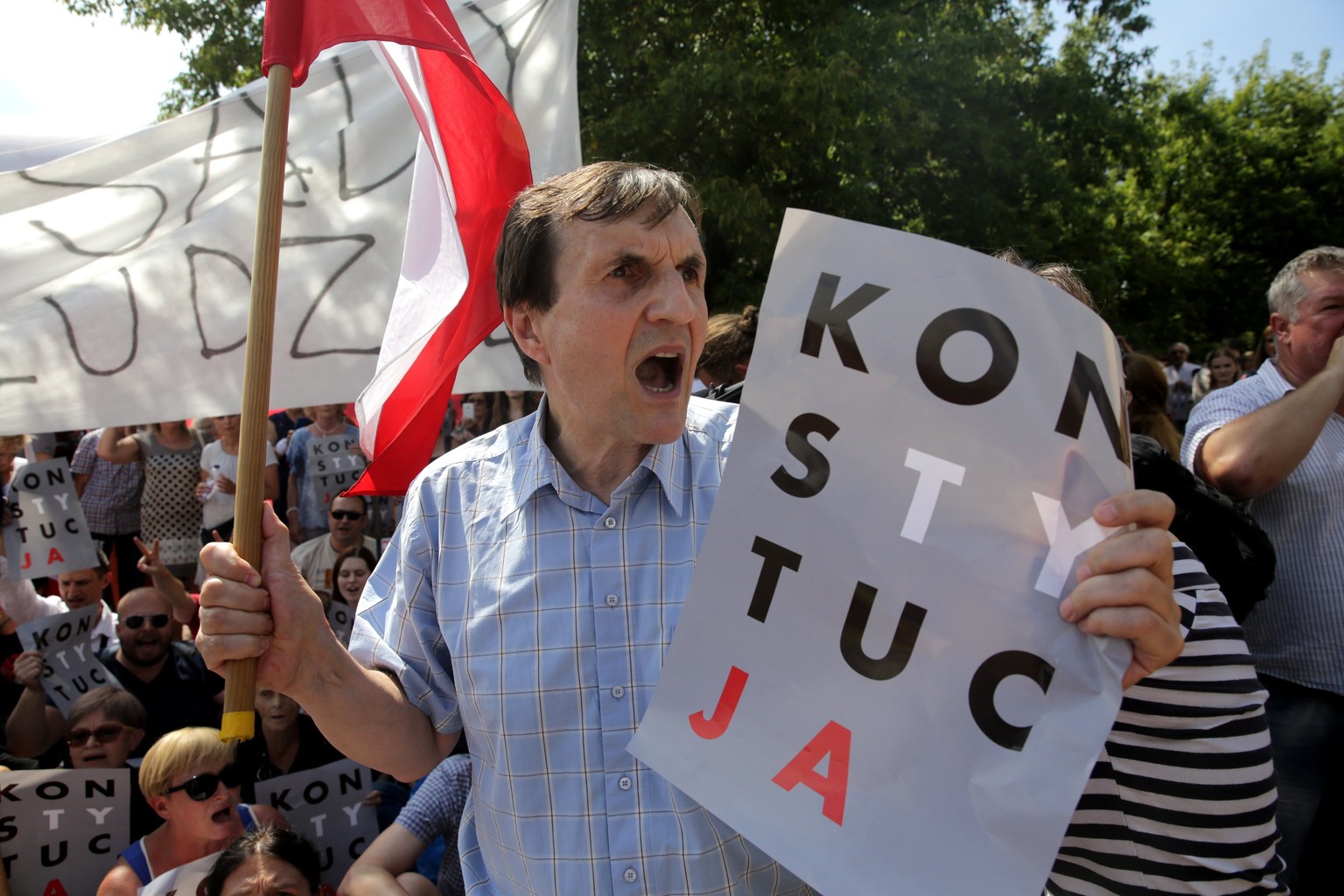 ARCHIVBILD ZUR EROEFFNUNG EINES VERFAHRENS DER EU GEGEN POLEN WEGEN DER UMSTRITTENEN JUSTIZREFORM, AM SAMSTAG, 29. JULI 2017 - epa06107009 People gather to express their opposition to the reform of th ...