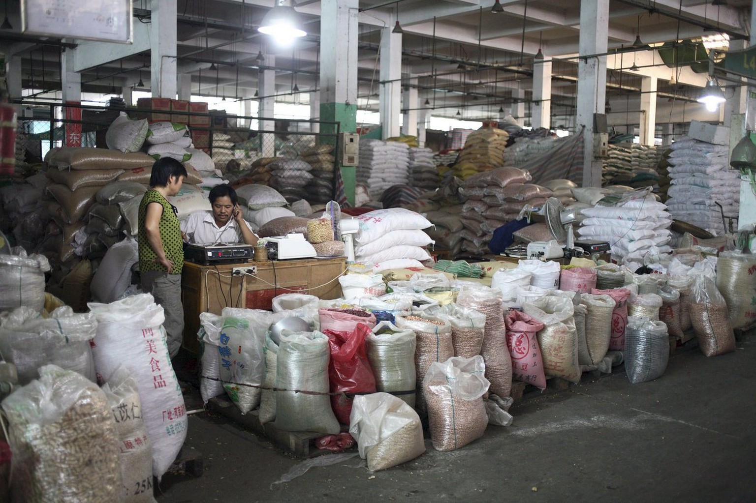 Wenn Deflation herrscht, bleiben die Händler auf ihren Waren sitzen – wie hier in China.