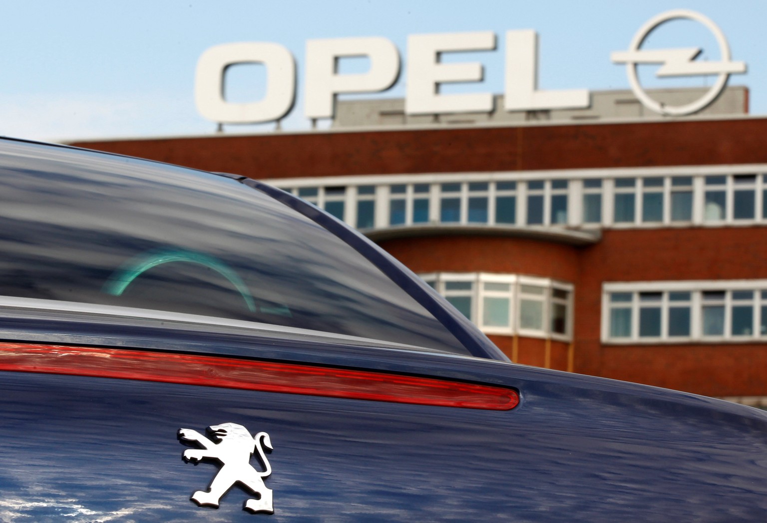 FILE PHOTO: A Peugeot car is pictured at the Opel plant in Bochum October 22, 2012. Opel&#039;s U.S. parent company General Motors will post third-quarter results on October 31. REUTERS/Ina Fassbender ...