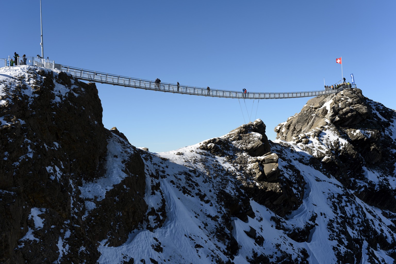 Die 107 Meter lange Brücke spannt sich vom «Scex Rouge» (2'971 m.ü.M.) zum «View Point». Sie ist nur 0,8 Meter breit und bietet einen Handlauf in 1,2 Metern Höhe. Für die Besucher des Glacier 3000 ist ...