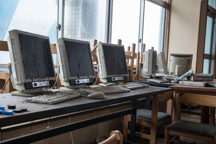 Die Schule von Namie ist ein massiver Betonbau und hat dem Tsunami standgehalten. Die Schüler konnten sich zum Glück durch die Flucht auf naheliegende Hügel retten. Im Bild der Computerraum.