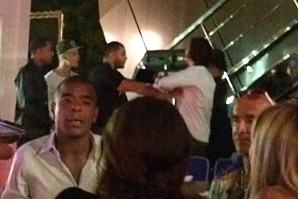 Links mit dem Cap ist Bieber, der im weissen Hemd soll wohl Orlando Bloom sein – dazwischen ein Mann im Auftrag der Sicherheit.