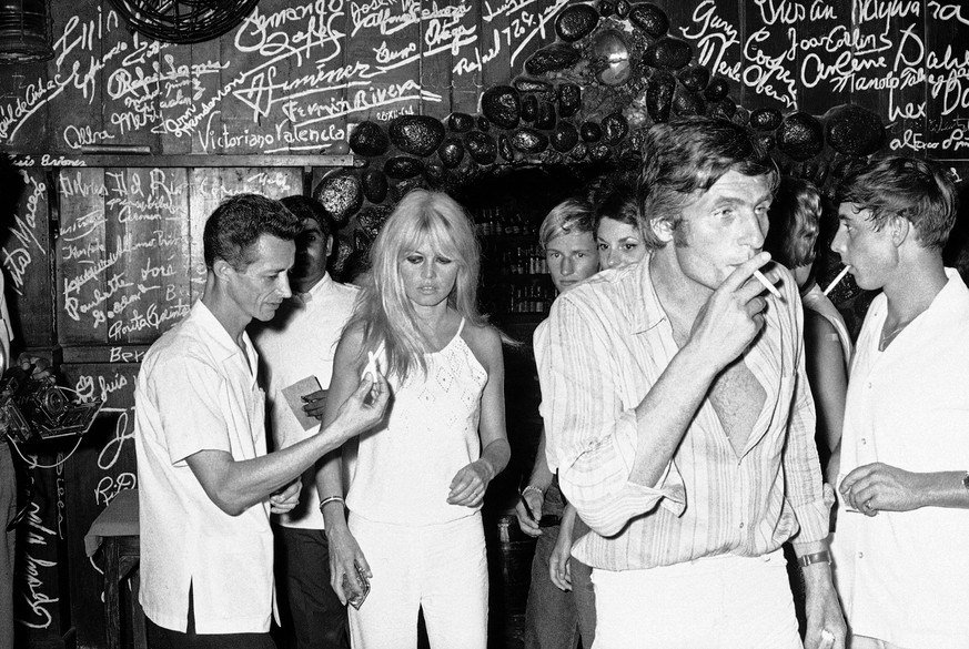 Brigitte Bardot und ihr Frischvermählter Gunter Sachs besuchen in ihren Flitterwochen in Acapulco eine lokale Disco und müssen am Ende die Wände mit Nachrichten und Autogrammen voll schreiben. Sie hat ...