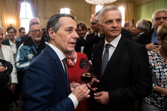 Der neu gewaehlte Bundesrat Ignazio Cassis, FDP-TI, links, und der scheidende Bundesrat Didier Burkhalter, rechts, feiern nach der Ersatzwahl fuer den Bundesrat durch die Vereinigte Bundesversammlung  ...