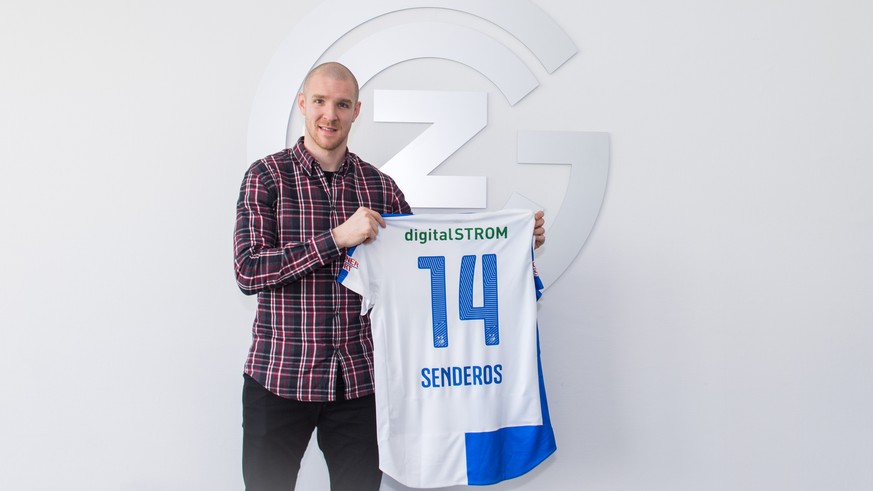 29.01.2016; Niederhasli; Fussball Super League - Grasshopper Club Zuerich; Vertragsunterzeichnung von Neuzugang Philippe Senderos (GC)
(Claudia Minder/freshfocus)