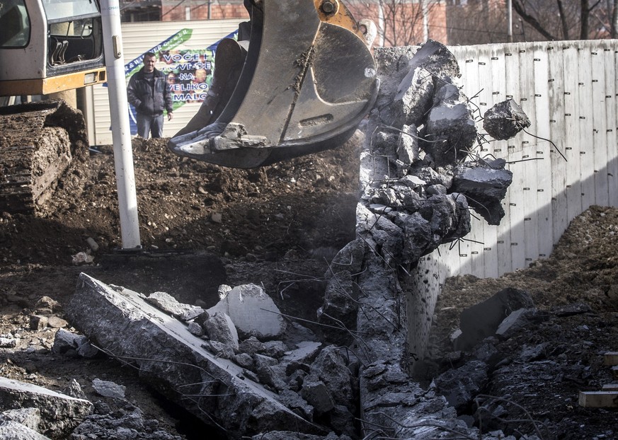 epaselect epa05772353 Bulldozers demolish the concrete wall in North Mitrovica, Kosovo, 05 February 2017. An agreement was reached on 04 February 2017 between Kosovo&#039;s government and local Serb l ...