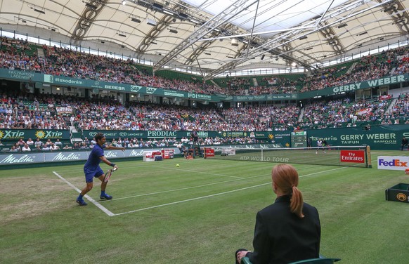 Roger Federer fühlt sich in der Halle von Halle wohl.