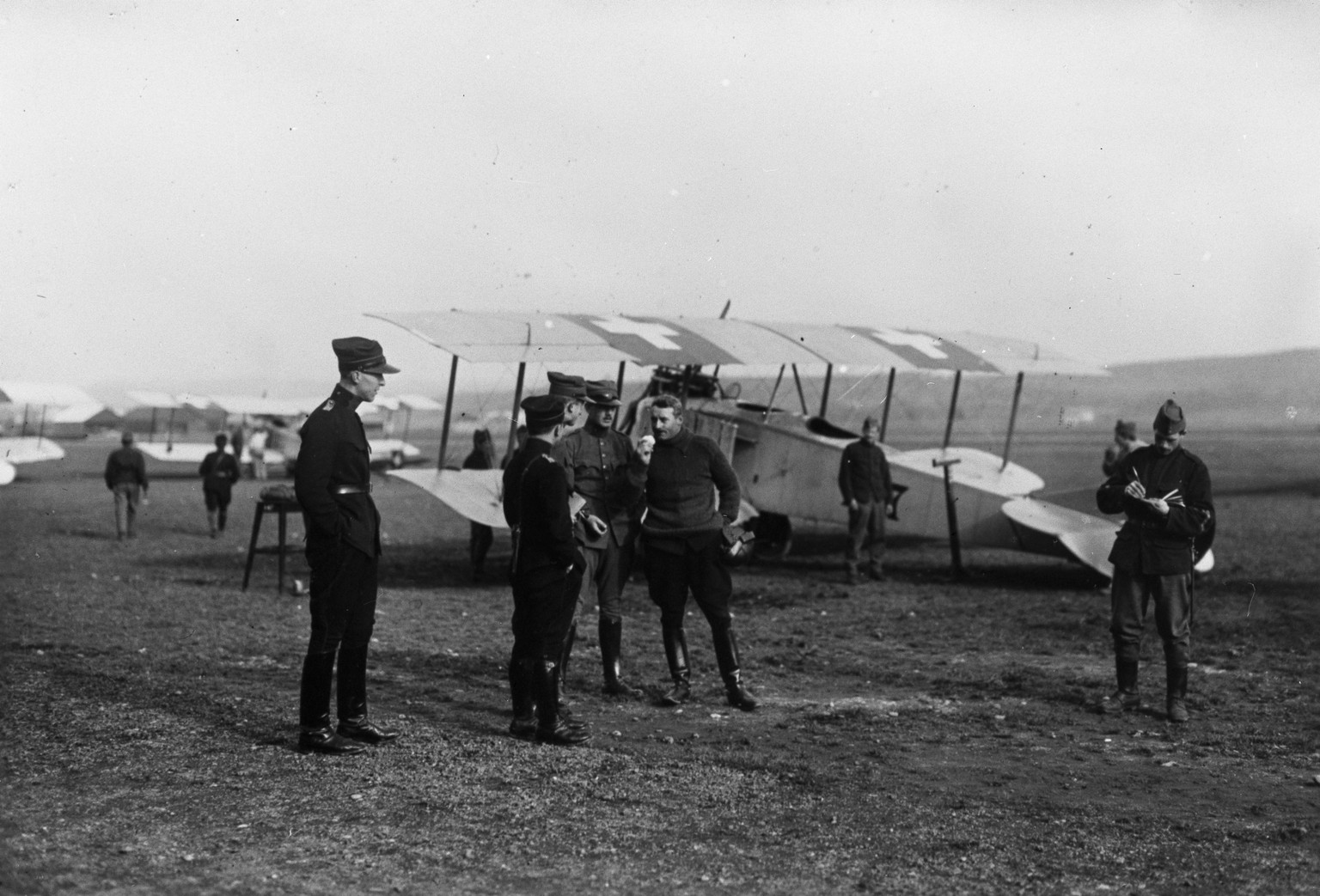 Von links nach rechts stehen die Piloten Wellnauer aus Basel, Frischknecht, Ackermann, Pagan und Oskar Bider im Pullover vor den Haefeli-DH-3-Maschinen der Schweizer Luftwaffe im Ersten Weltkrieg, auf ...