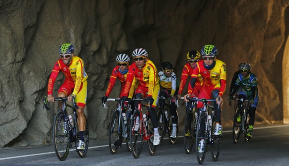 Alejandro Valverde (l.) mit seinen Teamkollegen beim Training.