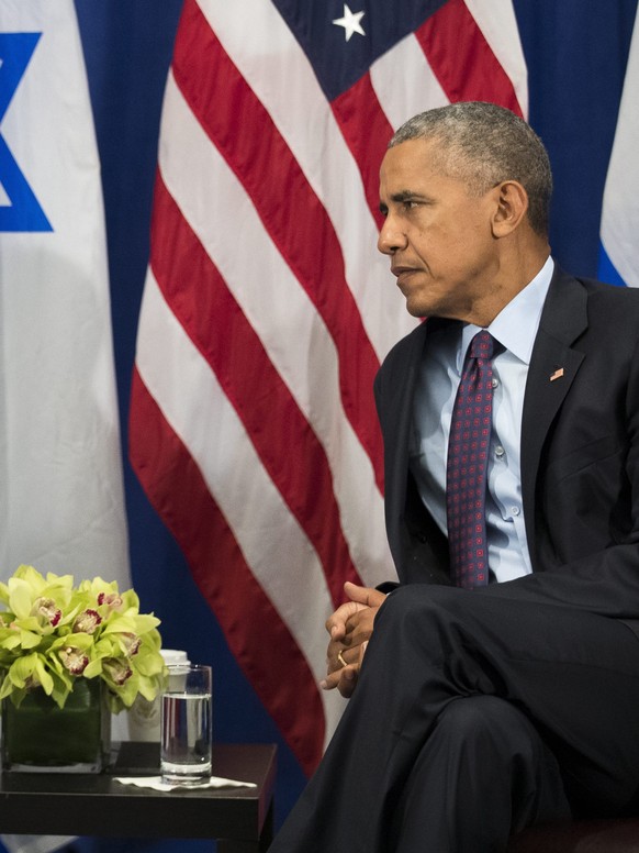 epa05550852 Prime Minister of Israel Benjamin Netanyahu (L) speaks to US President Barack Obama (R), during a bilateral meeting at the Lotte New York Palace Hotel, in New York City, New York, USA, 21  ...