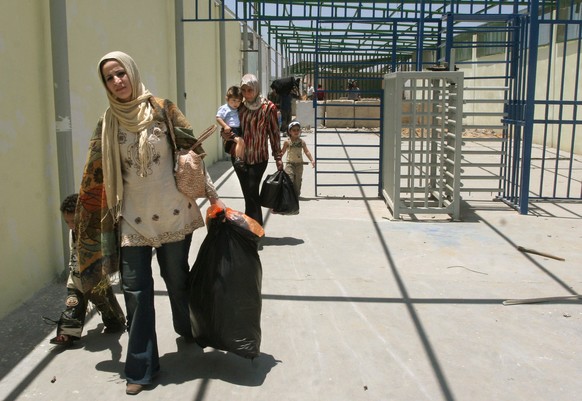 Eine palästinensische Familie flieht nach der Machtübernahme über den israelischen Grenzübergang Erez aus dem Gazastreifen (16.06.2007)