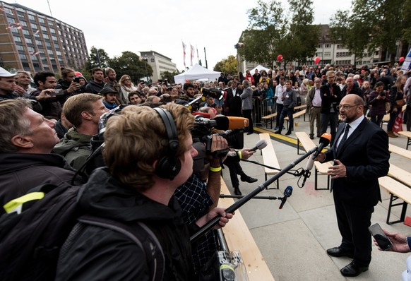 Der Spitzenkandidat der SPD zur Bundestagswahl, Martin Schulz, spricht am 16.09.2017 in Freiburg (Baden-Württemberg) nach einem Wahlkampfauftritt auf dem Platz der Alten Synagoge zu Journalisten. Schu ...