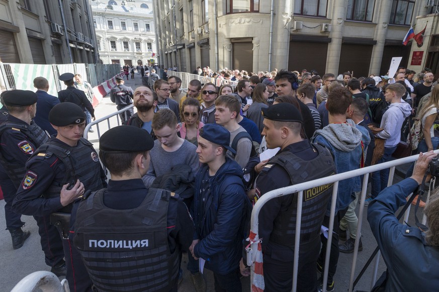 People queue to get to an office of the presidential administration to offer letters of protest against the president, during a protest in Moscow, Russia, Saturday, April 29, 2017. Several hundred dem ...