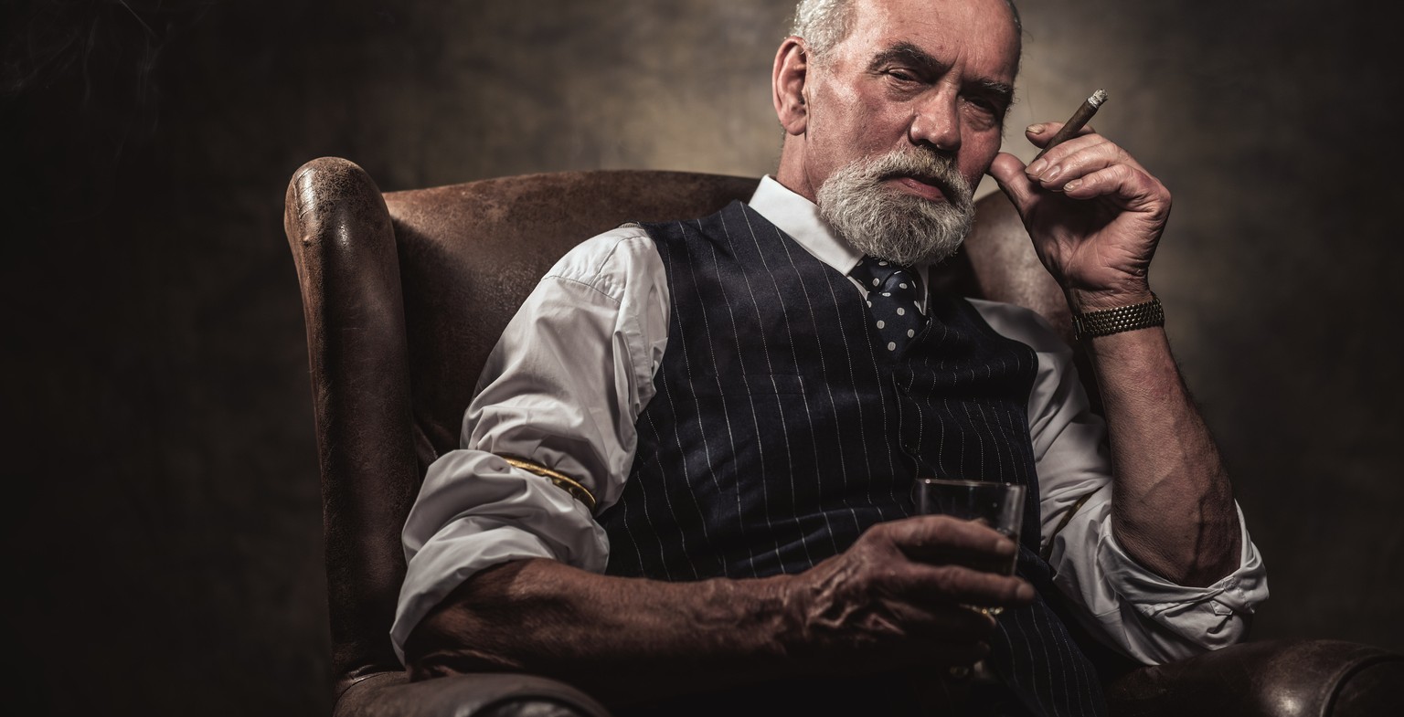 old dude drinking smoking grossvater rentner alter mann whisky alkohol trinken zigarre rauchen