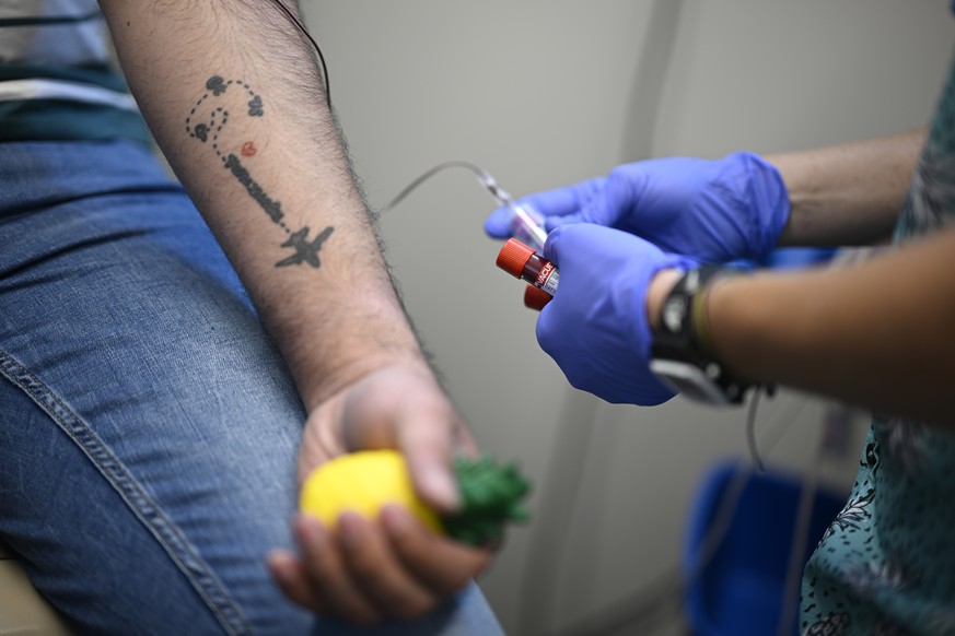 Nachrichten Linkding Fernando Hermida has blood drawn for testing at Pineapple Healthcare in Orlando, Fla., on May 28, 2024. (AP Photo/Phelan M. Ebenhack)
Fernando Hermida