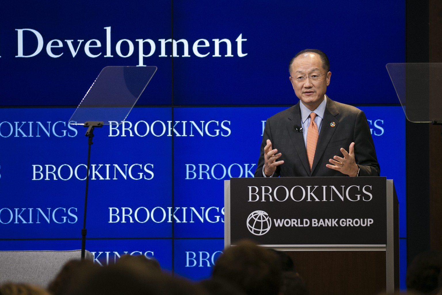 epa05568765 World Bank President Jim Yong Kim delivers remarks on &#039;The World Bank Group&#039;s Mission to End Extreme Poverty&#039; during a discussion at the Brookings Institution in Washington, ...