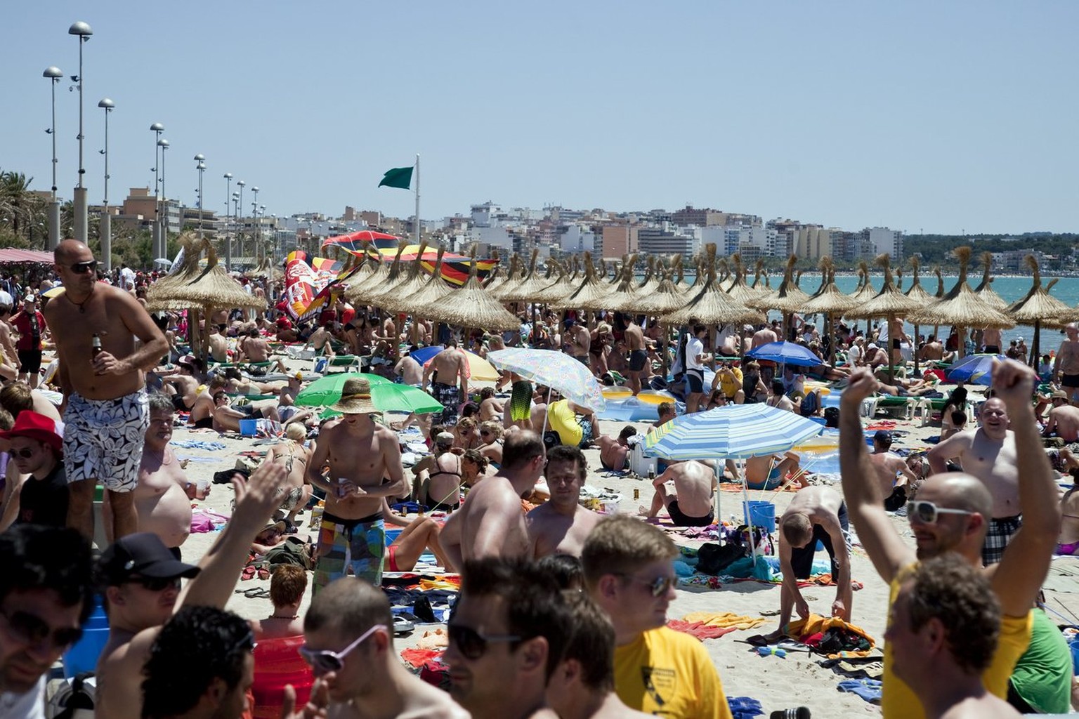 Predominantly German tourists sunbathe at the beach in Platja de Palma on the Spanish island Mallorca, pictured on June 4, 2010. (KEYSTONE/Ennio Leanza)

(Vornehmlich deutsche) Touristen braeunen sich ...