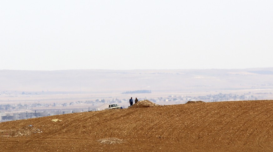 Kurdische Syrien-Kämpfer auf einer Hügelkette nahe Kobane.