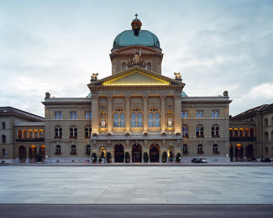 View of the newly designed Parliament Square in front of the Federal Palace in Berne, Switzerland, pictured on August 29, 2004. (KEYSTONE/Gaetan Bally)

Ansicht des neu gestalteten Bundesplatzes vor d ...