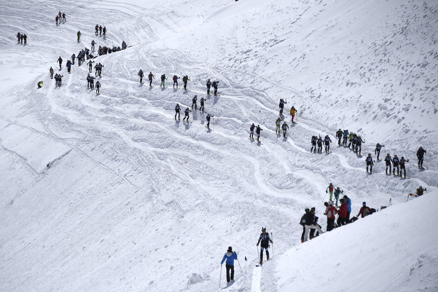 Teilnehmer der Patrouille des Glaciers 2014 kämpfen sich durch den Schnee auf dem Weg zum «Col de la Chaux» bei Verbier.