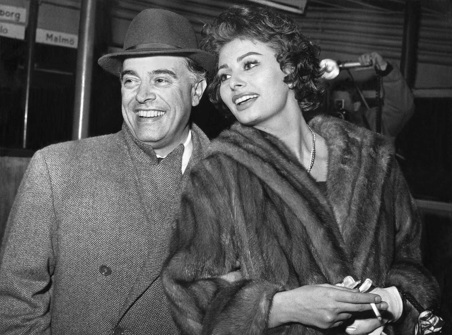 Sophia Loren und ihr Ehemann, der italienische Filmproduzent Carlo Ponti, in Kopenhagen,&nbsp;1958.