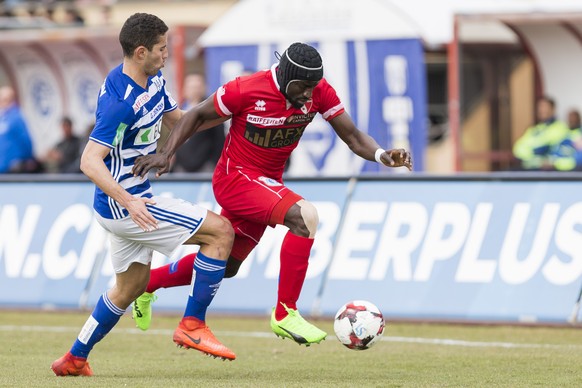 L&#039;attaquant lausannois Nassim Ben Khalifa, gauche, lutte pour le ballon avec le joueur valaisan Jagne Pa Modou, droite, lors de la rencontre de football de Super League entre le FC Lausanne-Sport ...