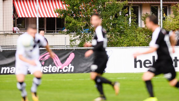 Zuschauer schauen von ihren Wohnungen das 1/16-Final des Schweizer Cup Spiels zwischen dem FC Koeniz und dem FC Lugano, am Sonntag, 17. September 2017, auf dem Sportplatz Liebefeld-Hessgut in Koeniz.  ...