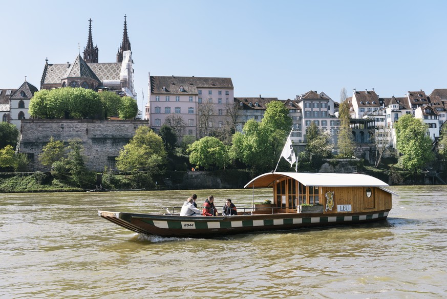 ZUR PRAESENTATION DES FINANZBERICHTES ZU DEN KANTONSBUDGETS, STELLEN WIR IHNEN AM MITTWOCH, 5. OKTOBER 2016, FOLGENDES ARCHIVBILD ZUR VERFUEGUNG - The Basel Minster and a Rhine-ferry on the Rhine Rive ...