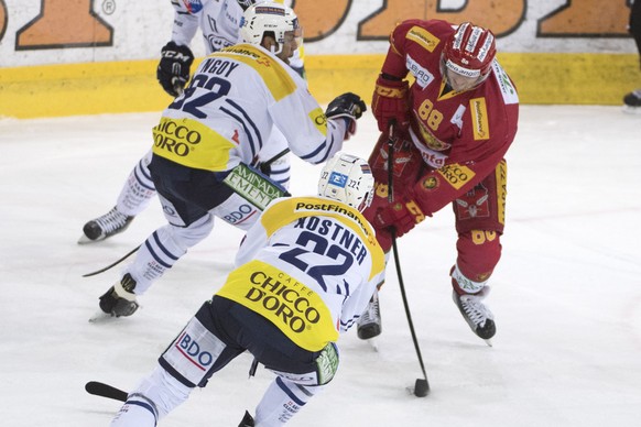 Langnaus Thomas Nuessli, rechts, erzielt das 1-1 gegen Ambris Michael Ngoy, links, waehrend dem Eishockey Meisterschaftsspiel der National League A zwischen den SCL Tigers und dem HC Ambri-Piotta, am  ...